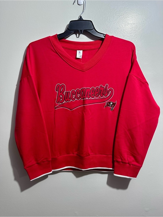 NFL Tops - NFL Tampa Bay Buccaneers Red V-Neck Sweatshirt Size XL (1161)